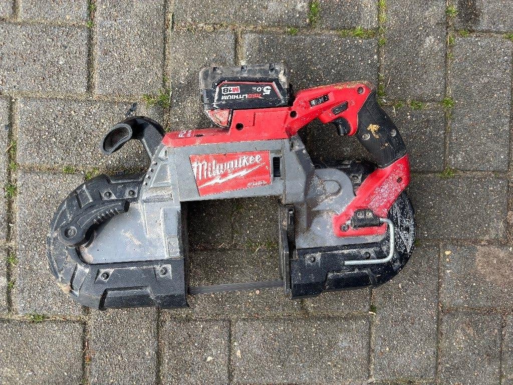 Milwaukee bandzaagmachine + 12ah batterij + 3 zaaglinten, Bricolage & Construction, Outillage | Scies mécaniques, Enlèvement ou Envoi