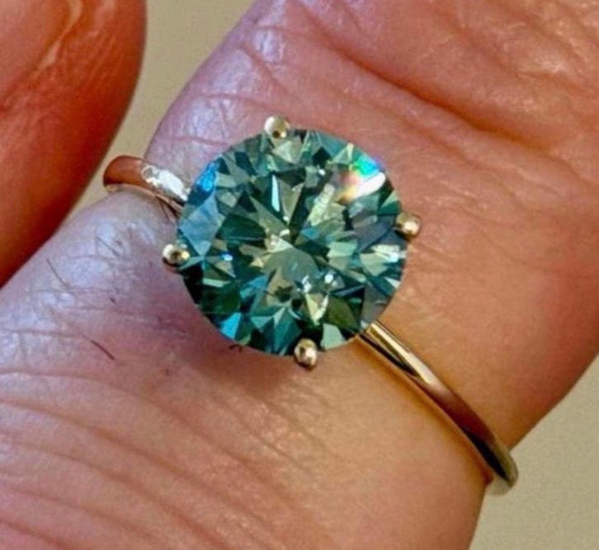 Gouden (verlovings) ring met groene diamant van 2.19 caraat!, Geel, Nieuw, Ophalen of Verzenden, 17 tot 18