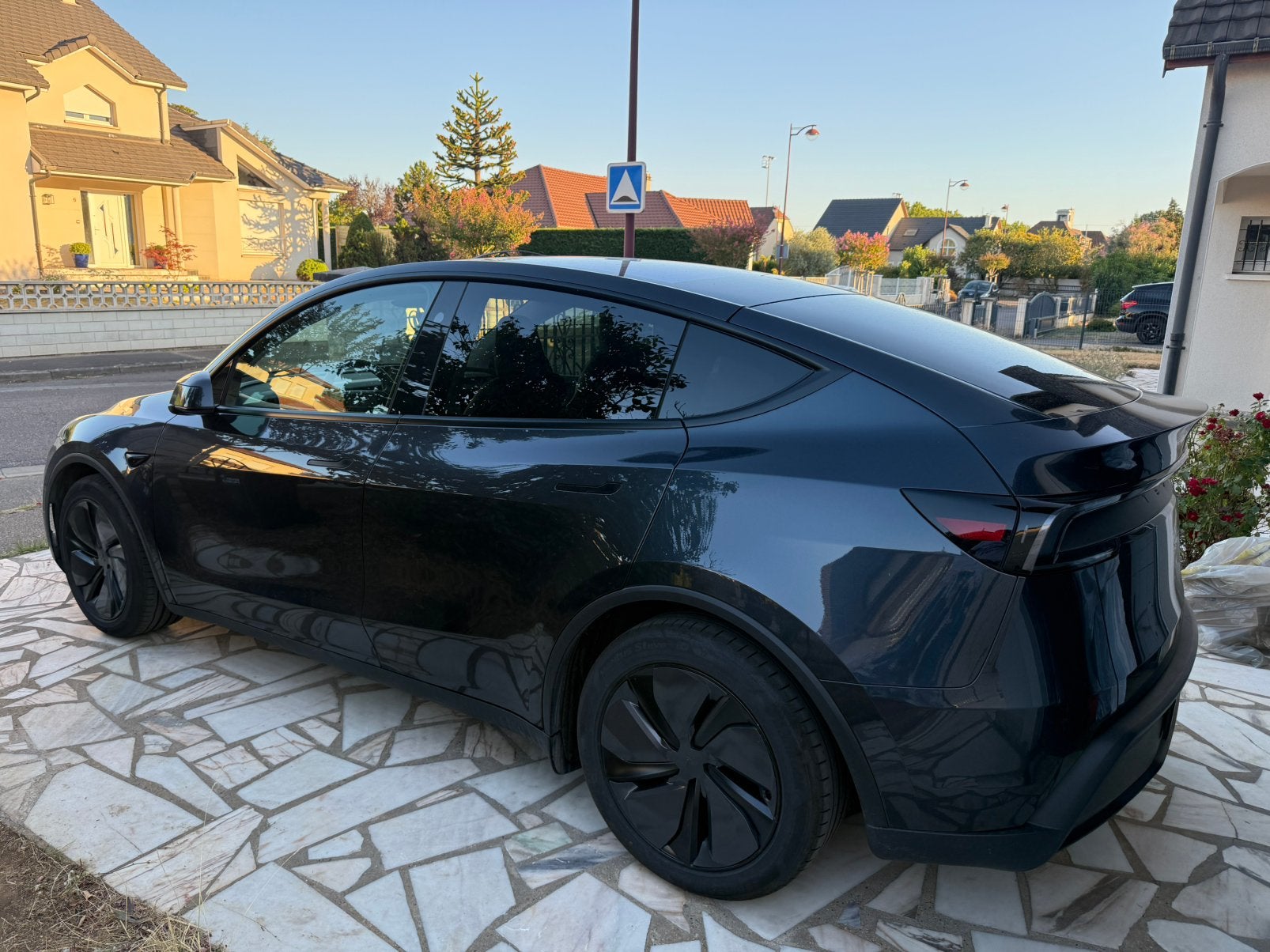 Tesla Model Y Juniper Dual Motor - FSD, attelage, gris, Autos, Tesla, Argent ou Gris, Achat, Noir, 5 portes