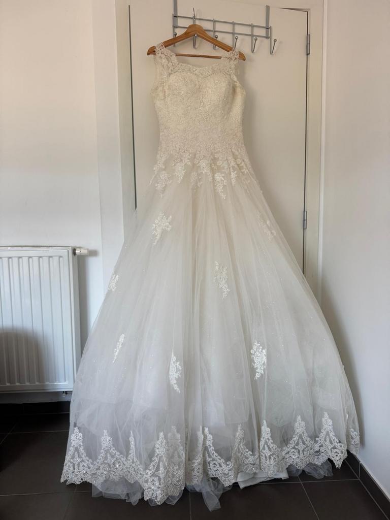 Robe de mariee, tull dentalle coupure française, Vêtements | Femmes, Enlèvement, Comme neuf, Blanc, Robe de mariée