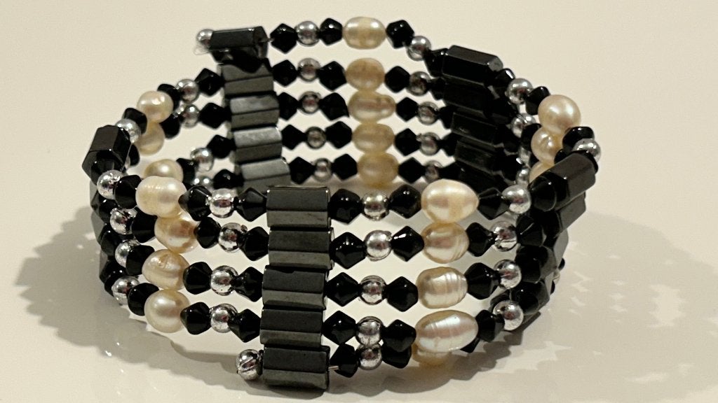 Magnetische zwart-witte halsketting / armband, Bijoux, Sacs & Beauté, Enlèvement ou Envoi, Neuf, Noir, Réglable