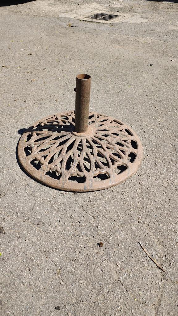 Ancien pied de parasol en fonte, Enlèvement