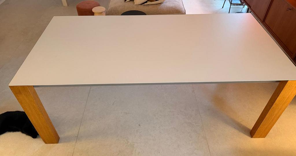 Witte rechthoekige tafel met eiken houten poten, 75 cm ou plus, 200 cm ou plus, Scandinavisch, 100 à 150 cm