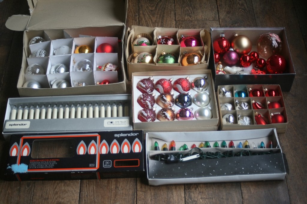 64 oude kerstballen + 2 snoeren lampjes (jaren 70), Ophalen of Verzenden, Zo goed als nieuw
