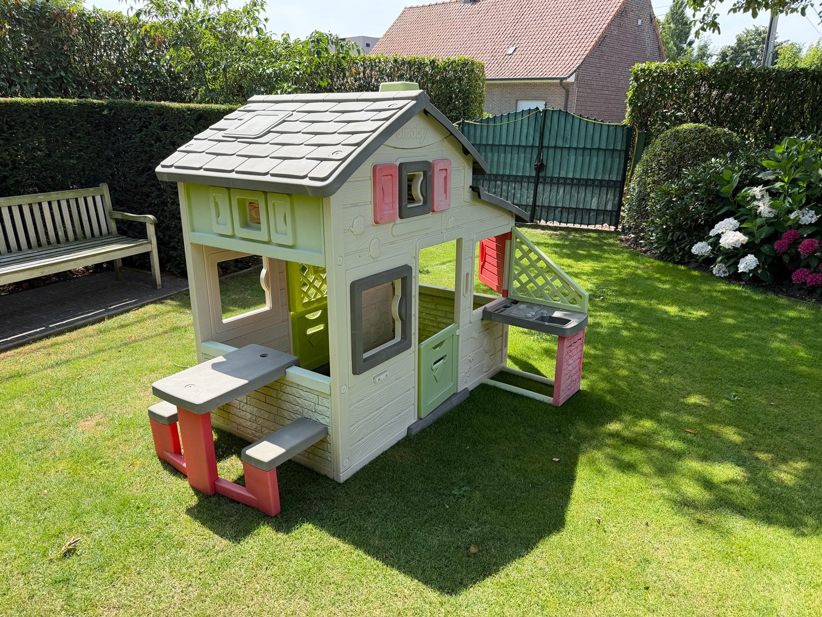 Smoby speelhuisje met picknicktafel en buitenkeukentje, Kinderen en Baby's, Speelgoed | Buiten | Speelhuisjes, Ophalen, Gebruikt