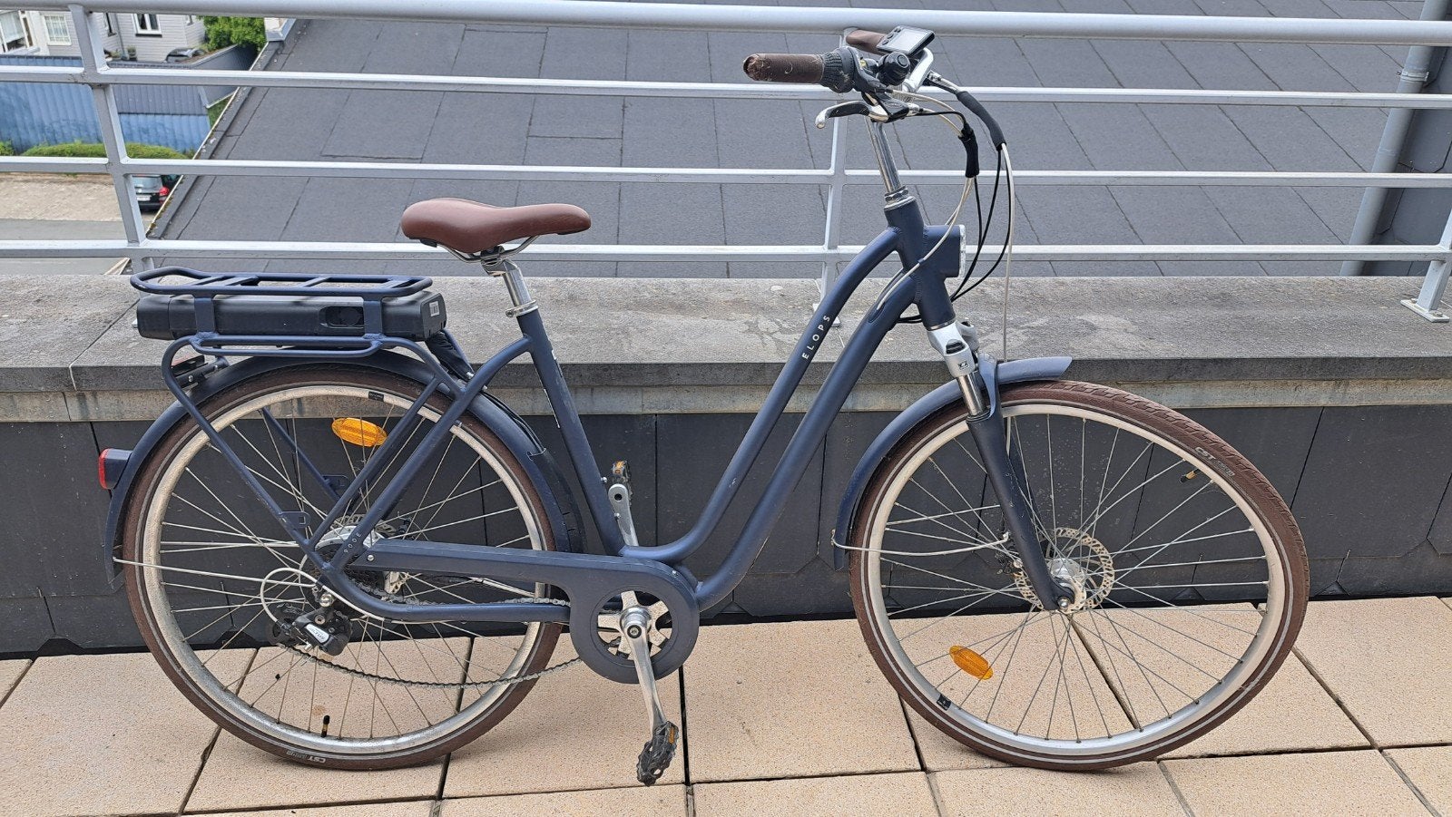 Vélo Elops 900 E Taille L/XL Bleu marine (accidenté roue AV), Vélos & Vélomoteurs, Enlèvement, Utilisé, Autres marques