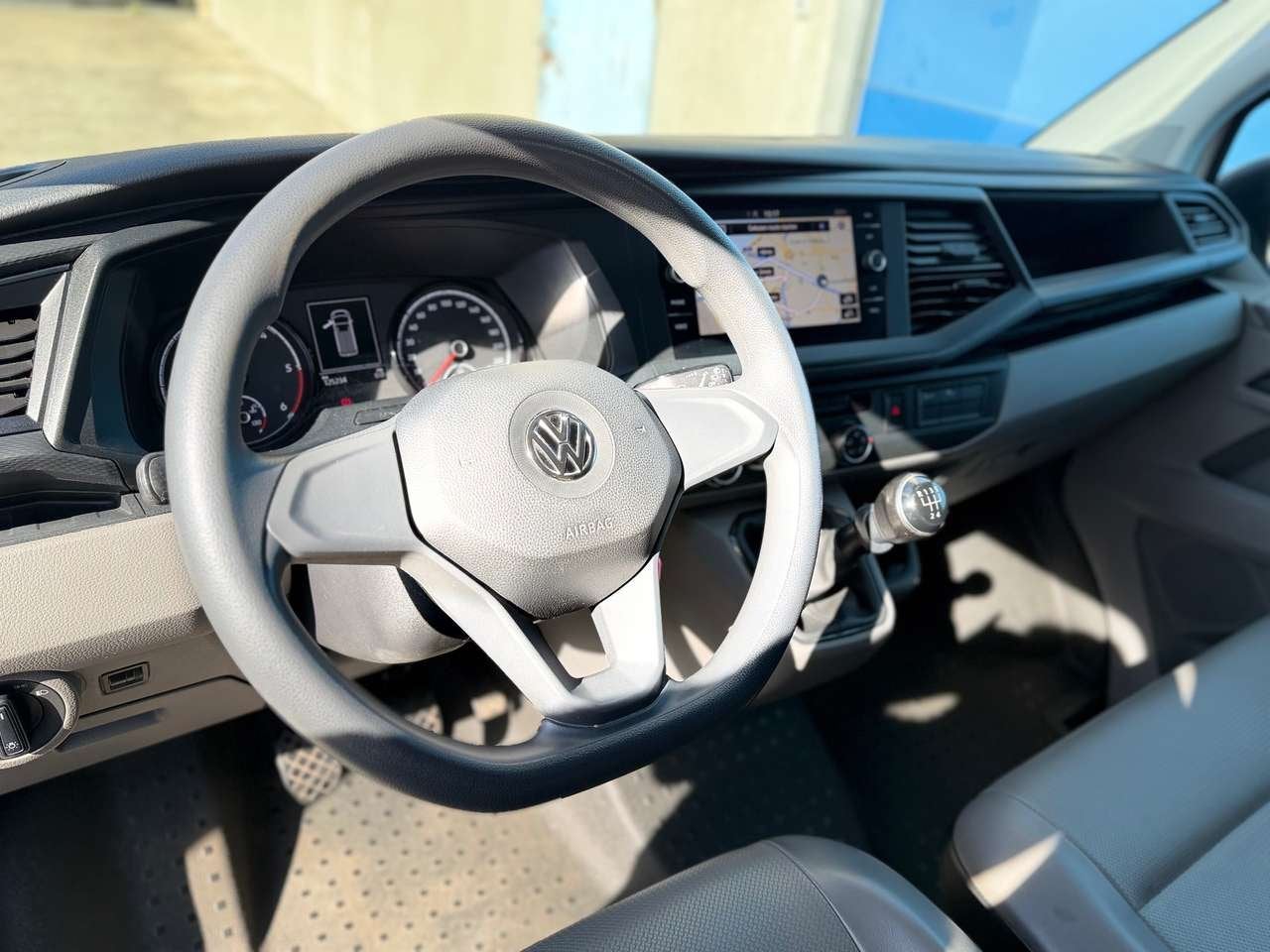 Volkswagen T6 Transporter 2.0 TDI 3PL - Carplay - Camera -, Auto's, 0 cilinders, Euro 6, Wit, Leder