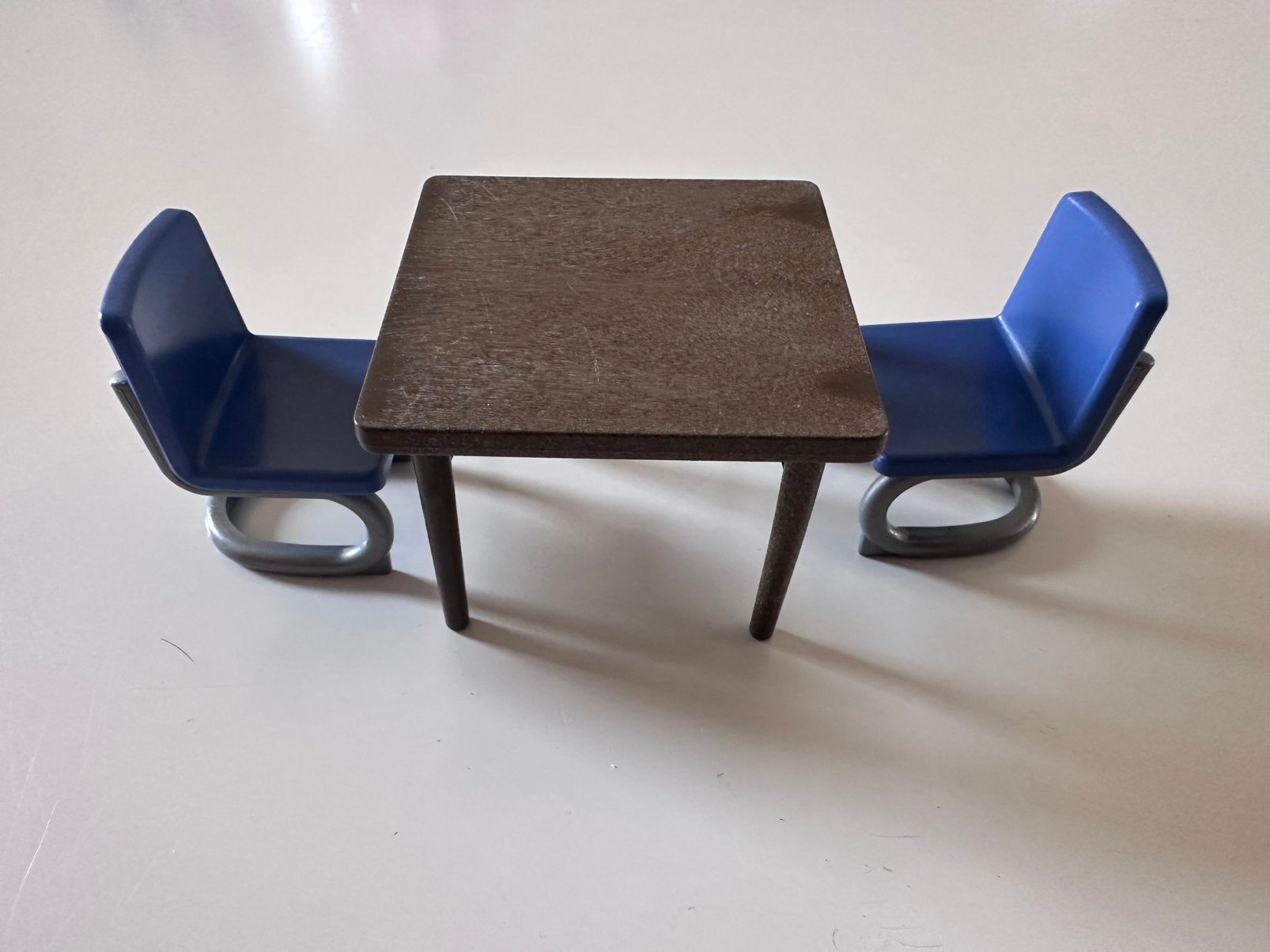 Vintage speelgoed: tafel met 2 stoelen, Ophalen of Verzenden, Gebruikt, Poppenhuis
