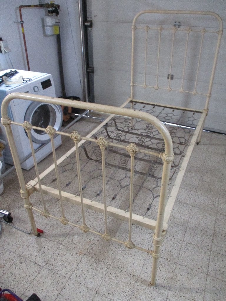 Antiek smeedijzeren bed op wieltjes, Antiek en Kunst, Ophalen