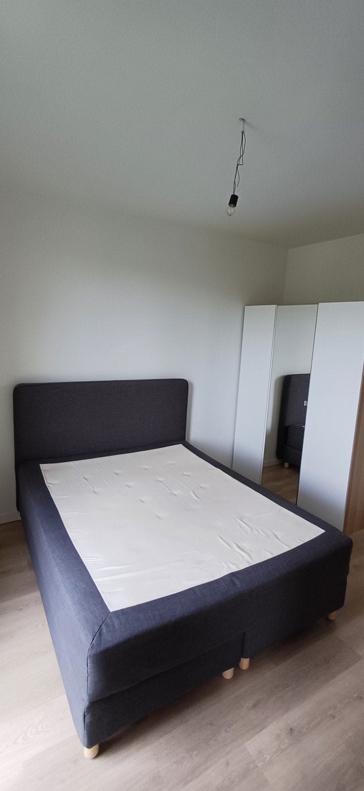 Lit double avec structure tissu gris foncé et tête de lit, Gris, 210 cm, Comme neuf, Enlèvement