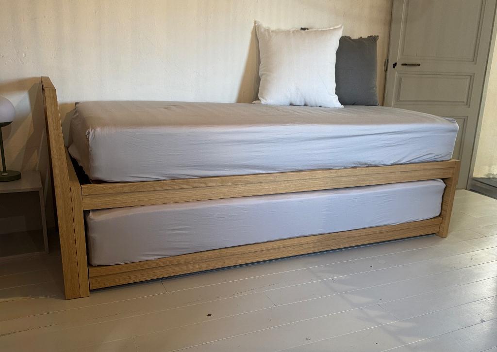 2 draps housse gris Carré blanc, 80 x 200 cm, état neuf, Drap-housse ou Taie d'oreiller, Gris, Enlèvement ou Envoi, Une personne