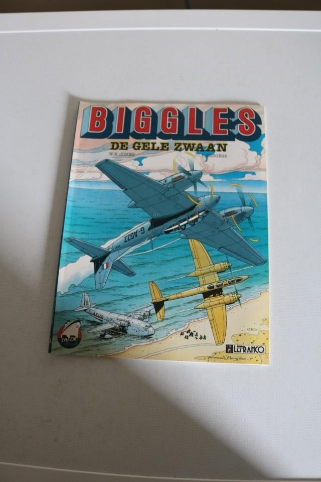Biggles : De gele zwaan - sc - 1e druk 1990, Eén stripboek, Ophalen of Verzenden, Zo goed als nieuw