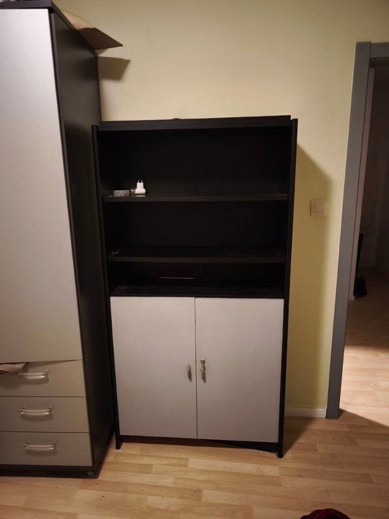 Opbergkast / boekenkast met 2 deuren – Zwart en grijs, Huis en Inrichting, Ophalen, 50 tot 100 cm, 150 tot 200 cm, 25 tot 50 cm