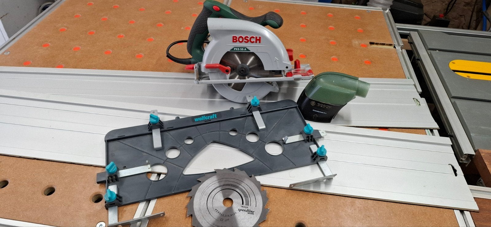​Scie circulaire Bosch PKS 55 A + Double Rail Wolfcraft (2,2, Doe-het-zelf en Bouw, Gereedschap | Zaagmachines, Ophalen, Gebruikt