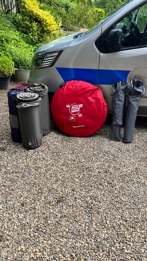 Werptent voor 4 personen 4matrasen 2 stoelen 1 bbq, Ophalen, Zo goed als nieuw