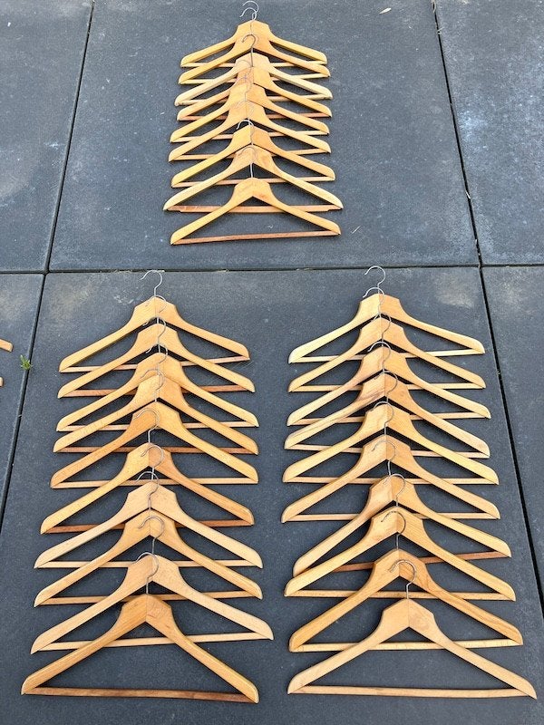 Lot de 29 cintres en bois solides - annéess 60, Enlèvement ou Envoi, Comme neuf, Bois, Adultes