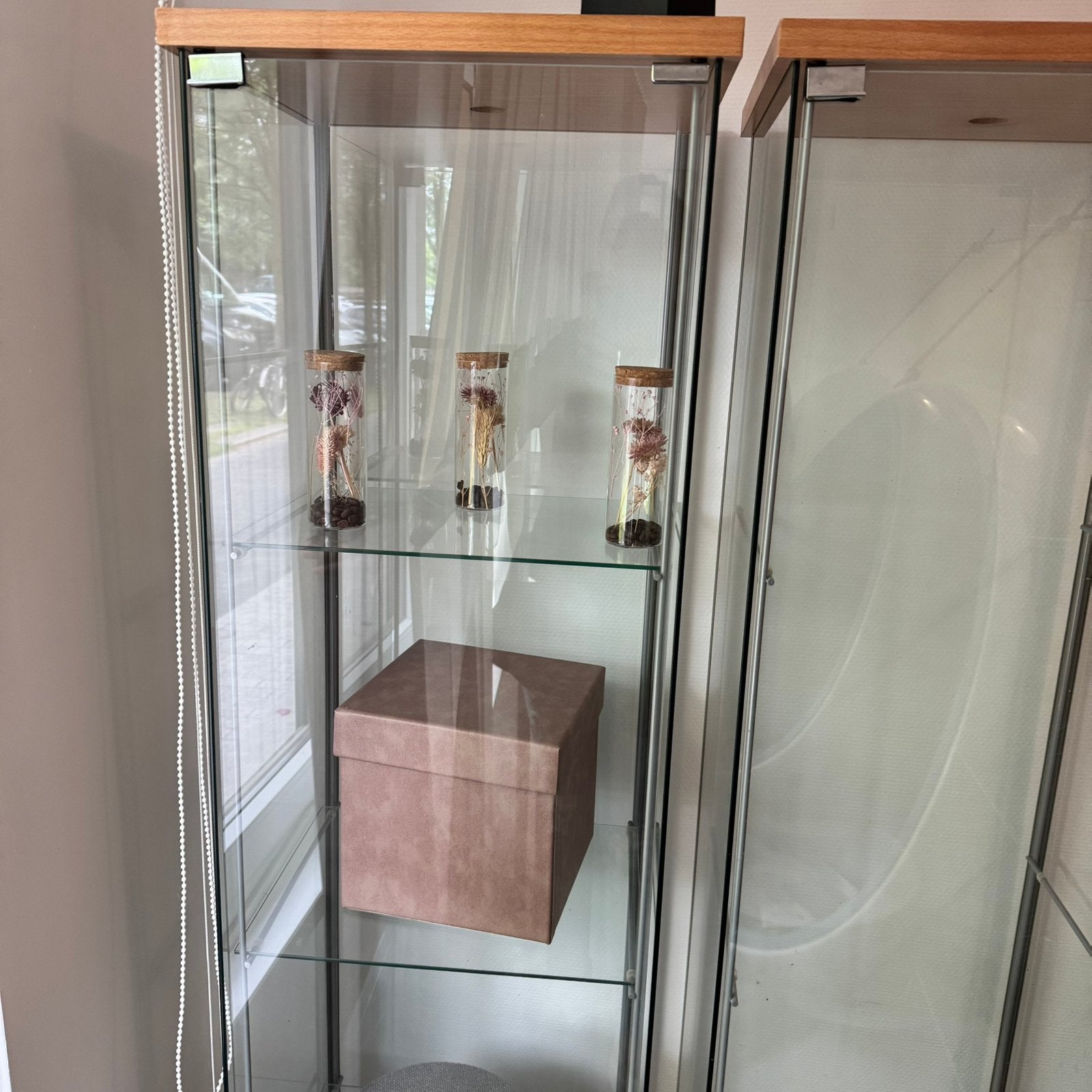 2 glazen vitrinekasten met houtlook  – €60 voor beide, Huis en Inrichting, Kasten | Vitrinekasten, Zo goed als nieuw, Glas, Ophalen