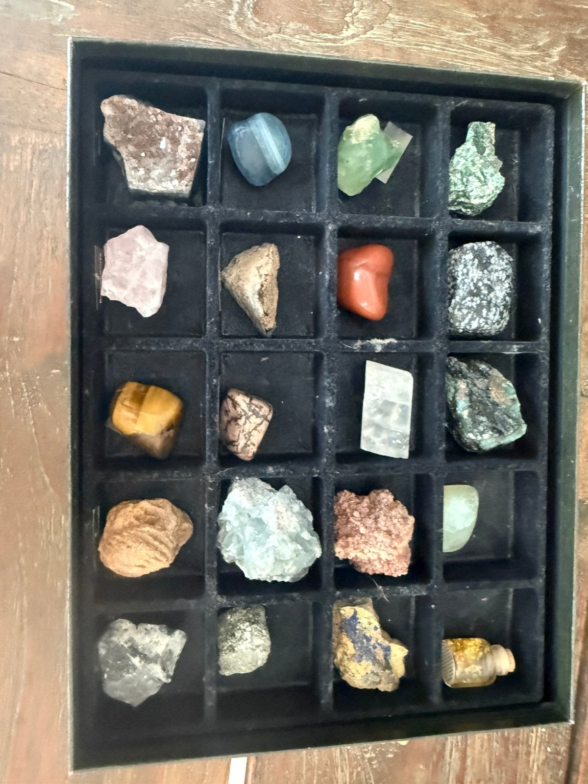Mineralen- en edelstenenset in vitrine, Verzamelen, Mineralen en Fossielen, Ophalen
