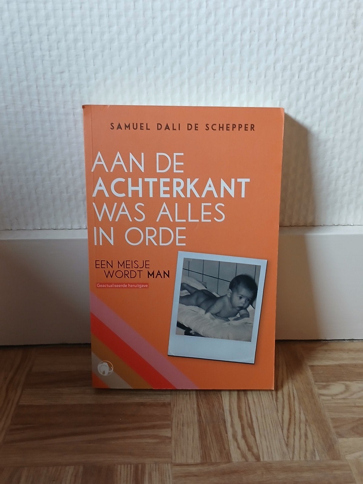 Aan de achterkant was alles in orde, Samuel Dali De Schepper, Maatschappij en Samenleving, Ophalen of Verzenden, Zo goed als nieuw