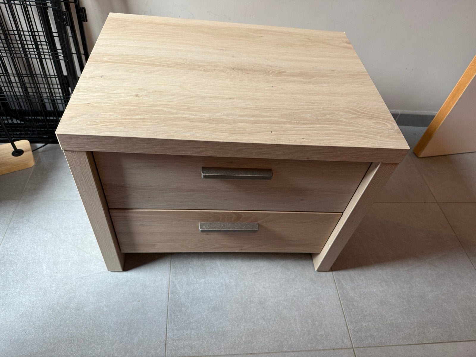 2x nachtkastjes in hout met 2 lades, Enlèvement, Utilisé, Bois, 45 à 65 cm
