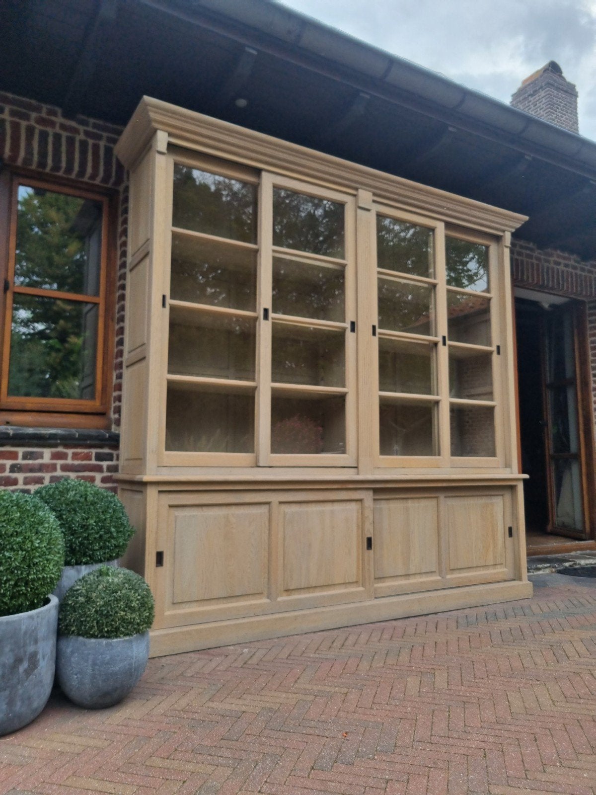 buffet et vitrine d'art en chêne flamant