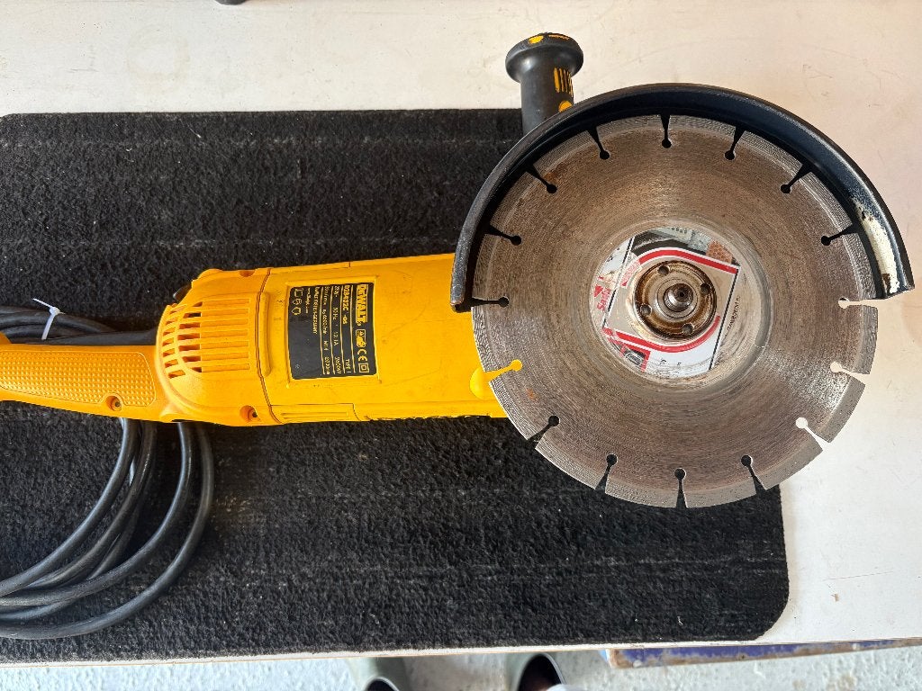 Haakse slijper DeWALT D28432C-QS – 2600W / 230mm, Doe-het-zelf en Bouw, Gereedschap | Slijpmachines, Ophalen, Gebruikt, 1000 watt of meer
