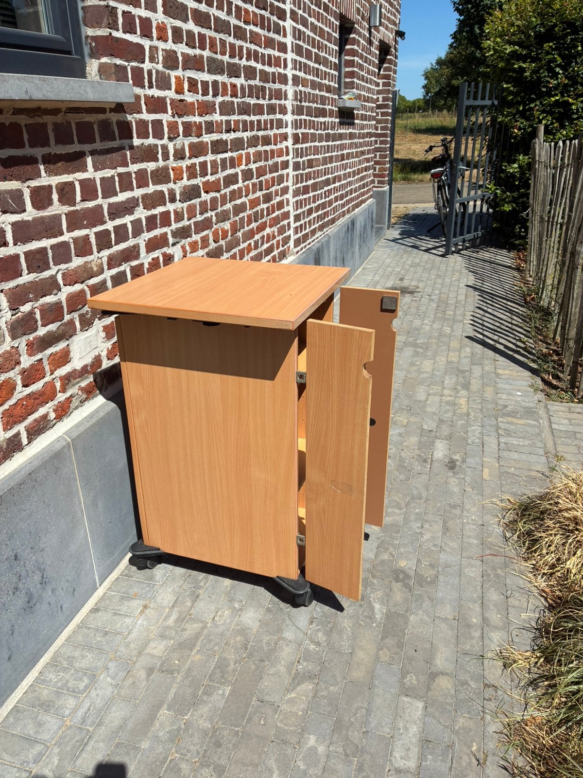 Armoire sur roulettes, Autres lieux, Enlèvement, Utilisé, Armoire