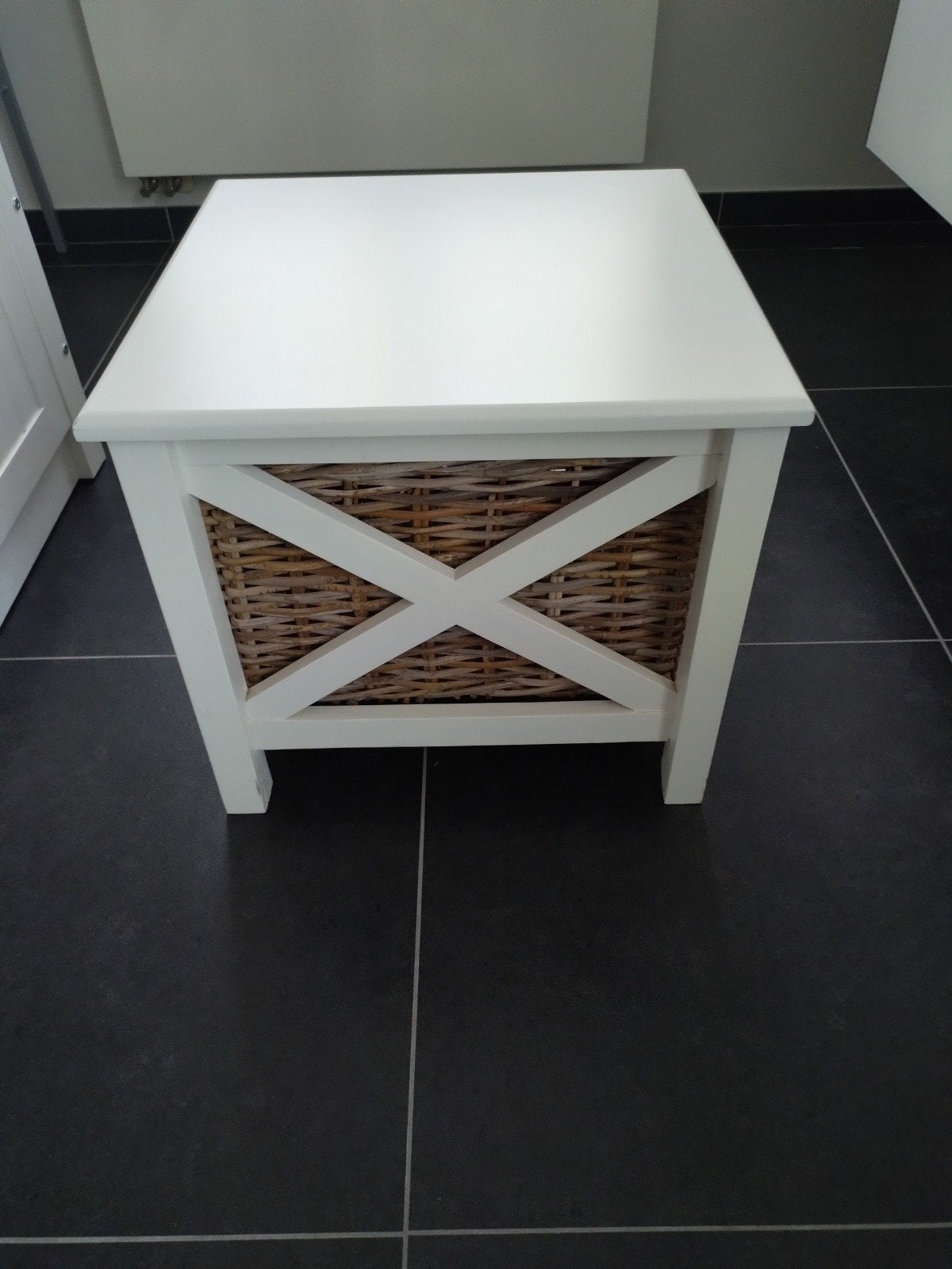 Table d'appoint en bois avec panier en osier, Enlèvement