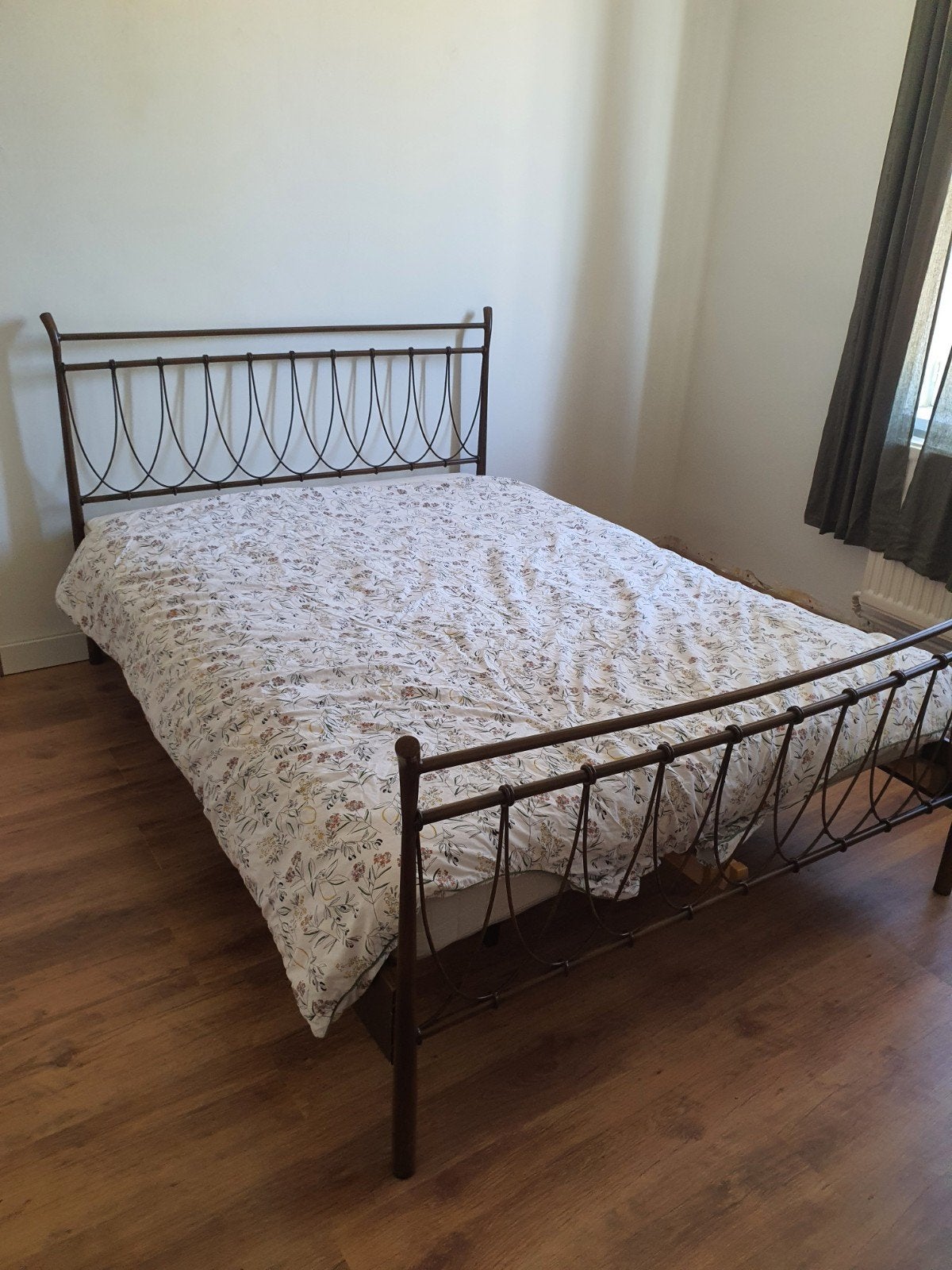 Ijzeren bed 140x200 mooie bruine kleur, Huis en Inrichting, Slaapkamer | Bedden, Ophalen
