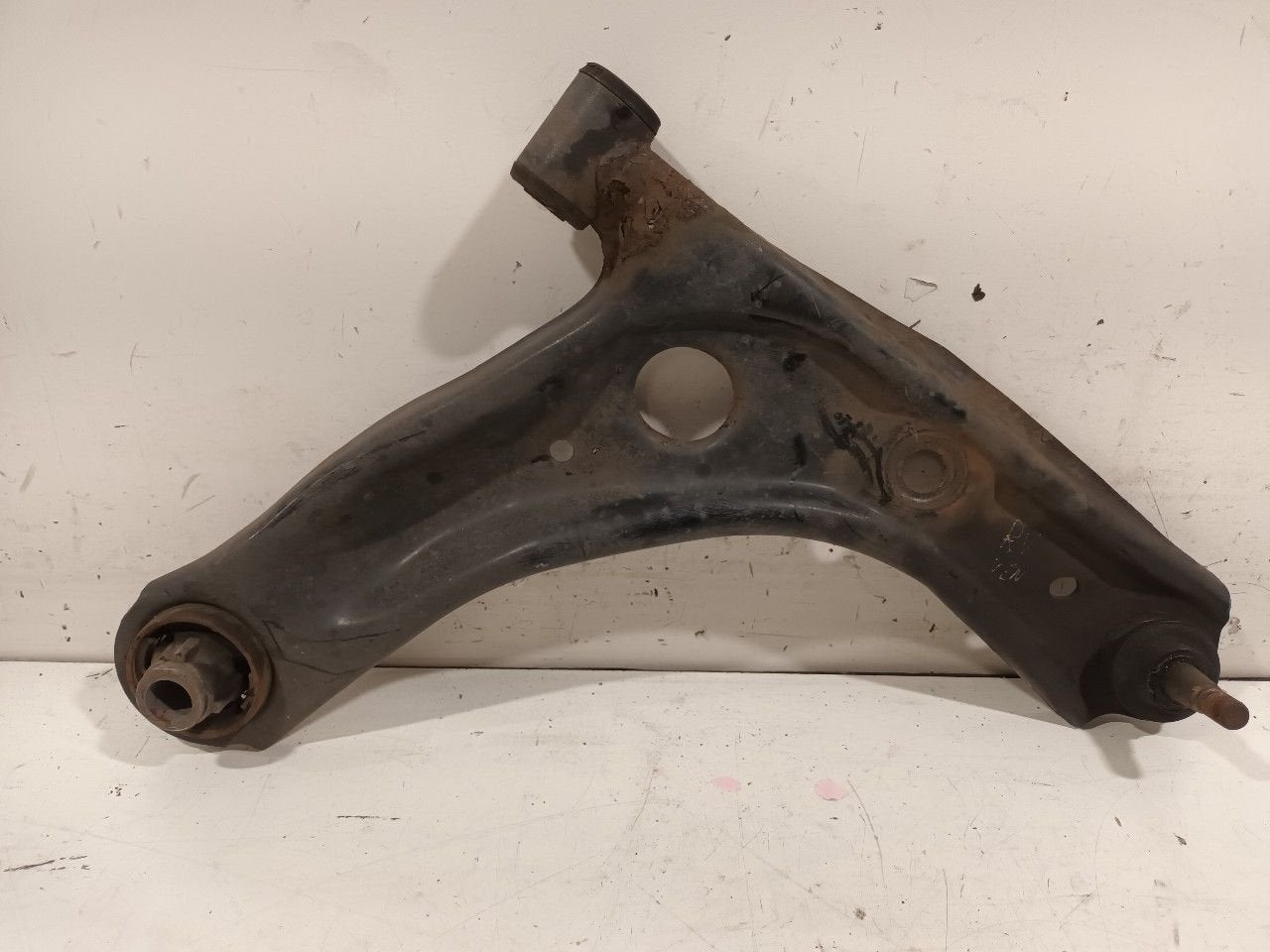 Draagarm rechts voor Peugeot 108, Onderdelen@venauto.nl, Van der Ven Autorecycling B.V., Ettenseweg 76, 4706 PB Roosendaal, The Netherlands