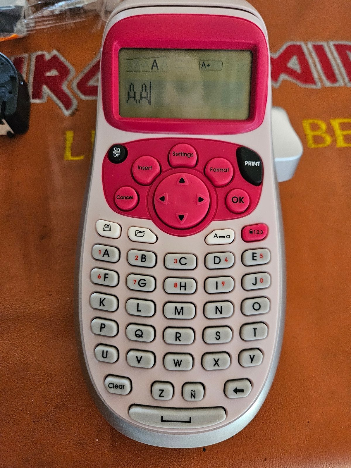 Dymo letratrag 100h in roze met nieuwe cartridge, Computers en Software, Ophalen, DYMO, Nieuw, Azerty