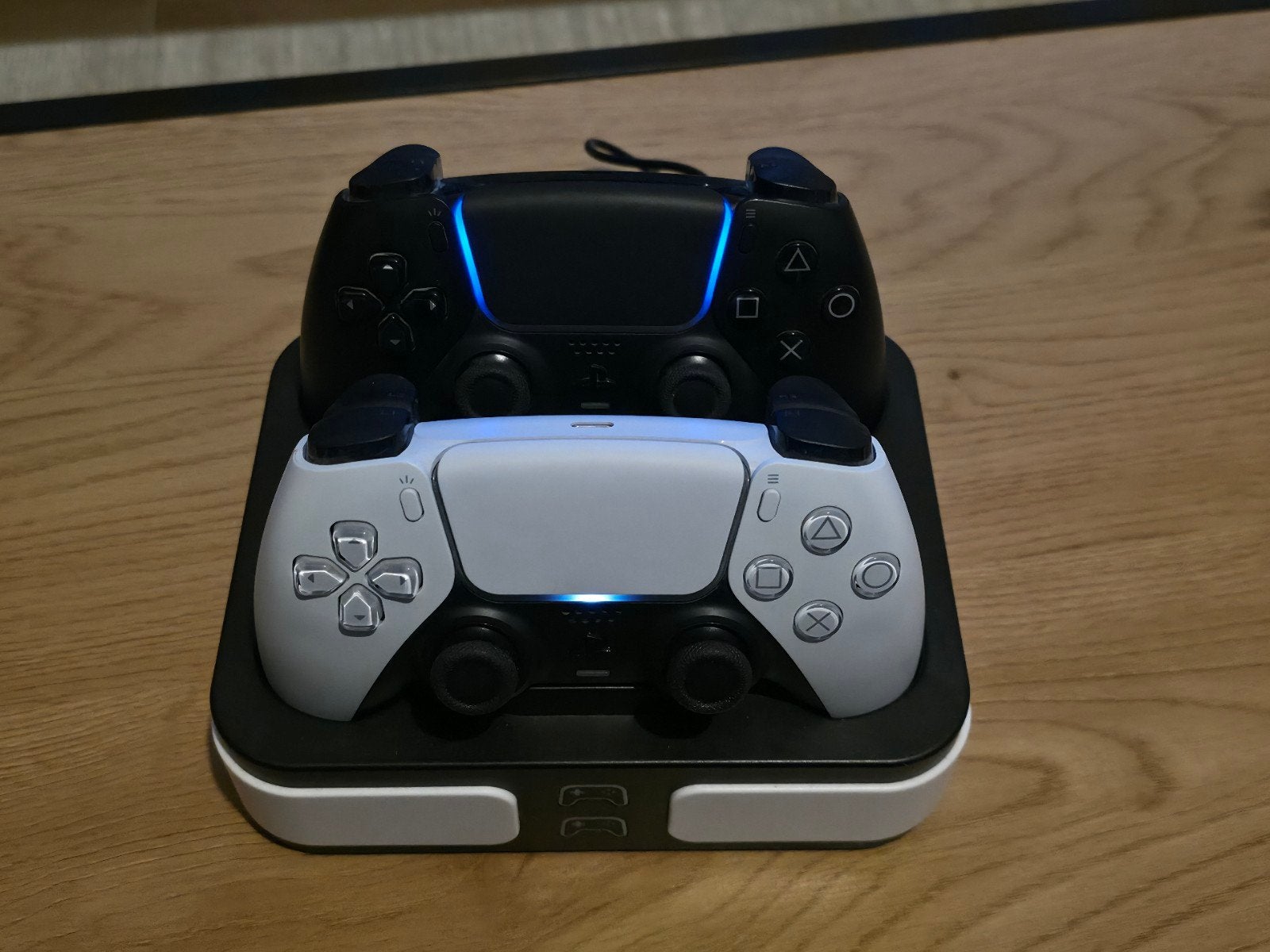 2x DualSense PS5 + Laadstation, Ophalen of Verzenden, Zo goed als nieuw