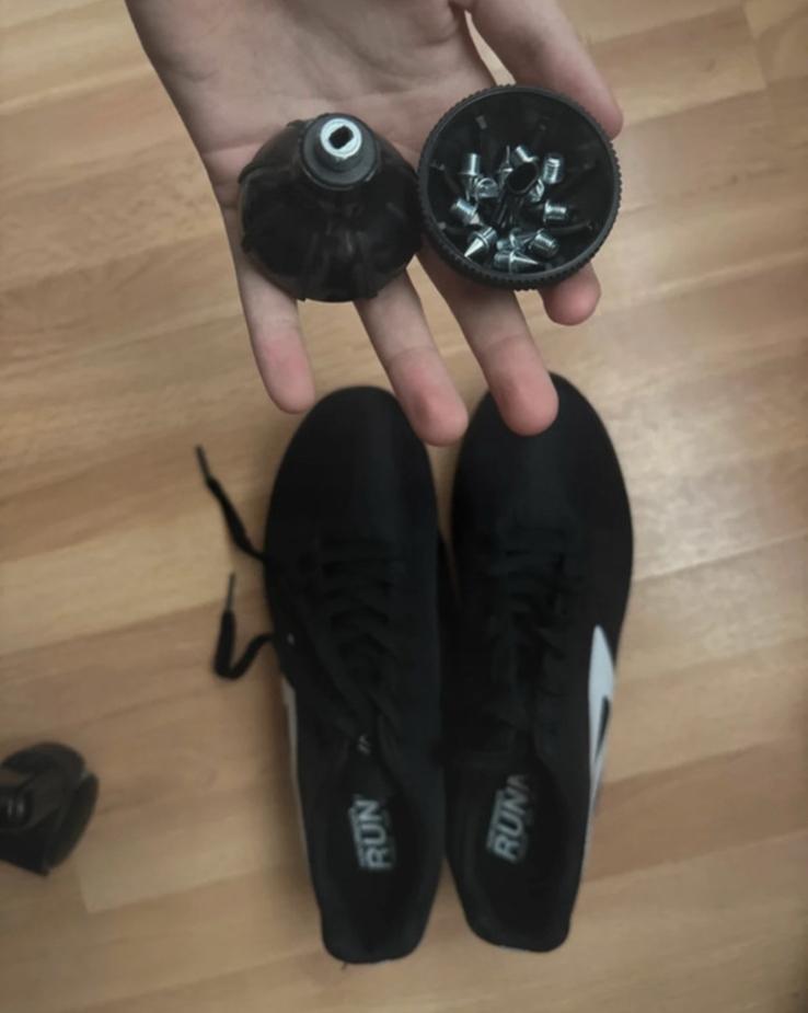 Chaussures d'athlétisme avec spikes, Sports & Fitness, Neuf, Enlèvement ou Envoi, Chaussures, Taille M