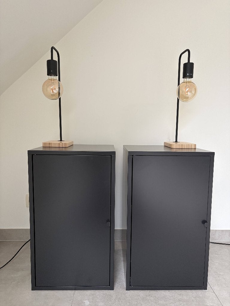 2 nachtkastjes (Ikea Lixhult) + lampjes (Ikea Tvärhand), Ophalen, Minder dan 45 cm, Metaal of Aluminium, 55 tot 70 cm