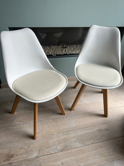 8 witte eetkamerstoelen met houten poten, Huis en Inrichting, Stoelen, Ophalen, Kunststof, Gebruikt, Wit