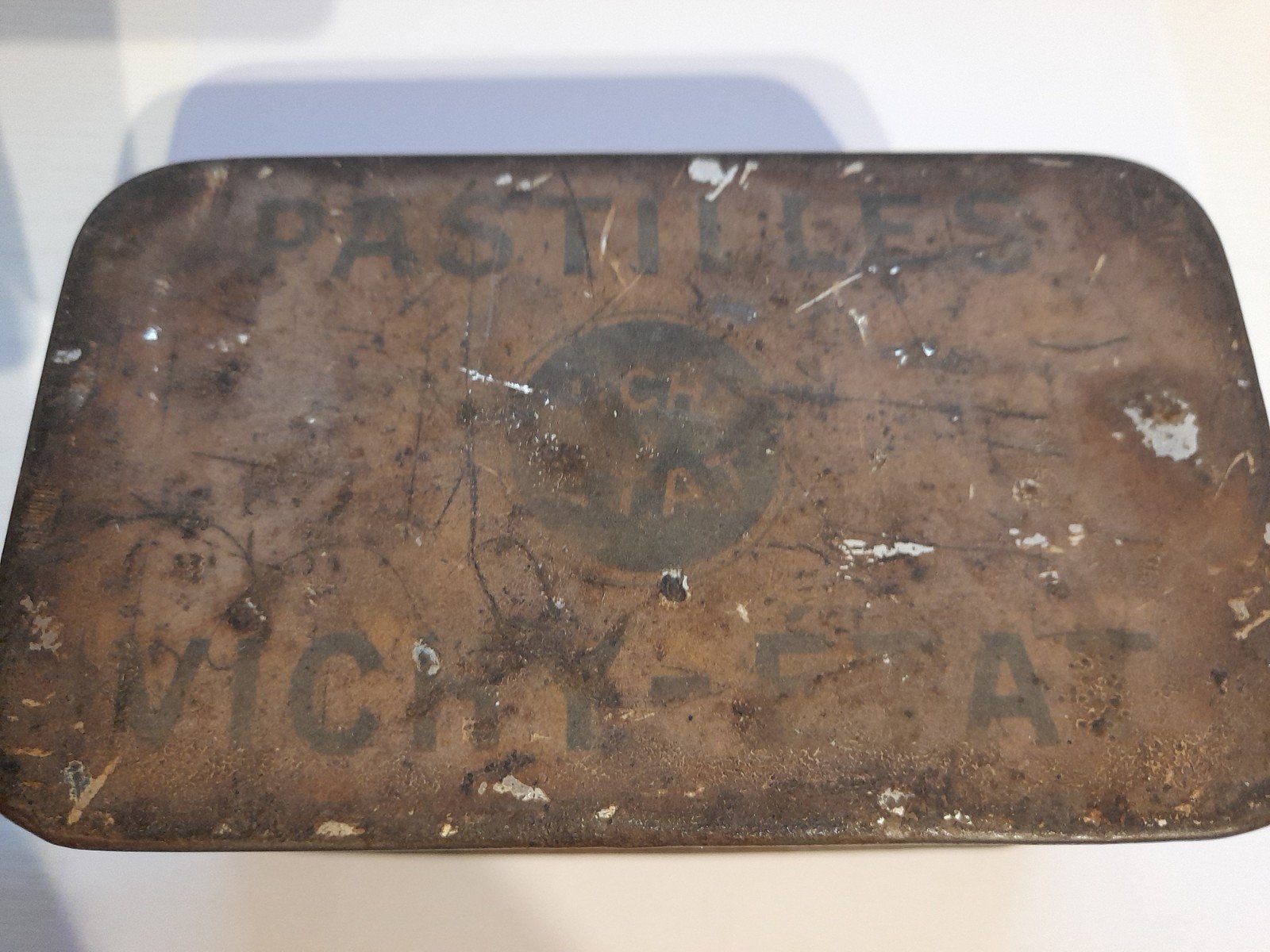 Oud blikken doosje pastilles-Vichy-Etat, Ophalen of Verzenden