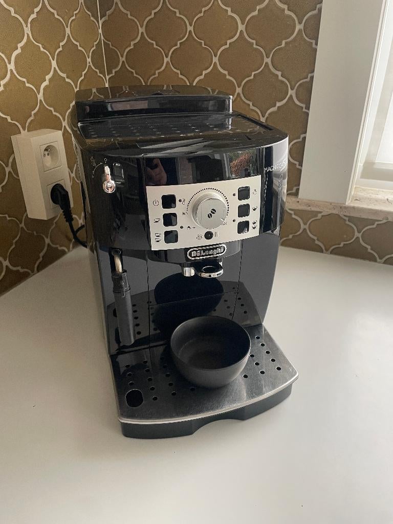 Delonghi Magnifica S, Elektronische apparatuur, Ophalen, Koffiemachine, Zo goed als nieuw, 2 tot 4 kopjes