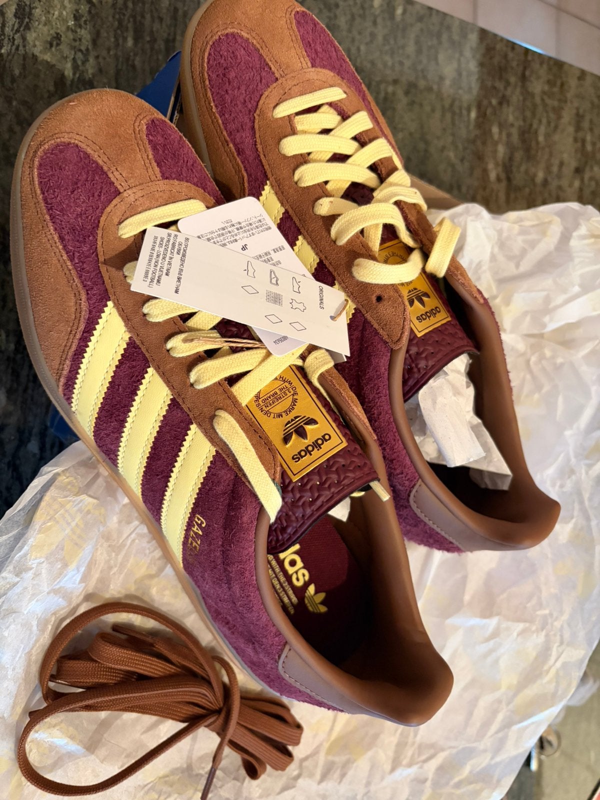 nieuwe Adidas Gazelle Maroon/Almyel/PrebrnUK 9 (SE), Overige kleuren, Nieuw, Ophalen of Verzenden, Sneakers