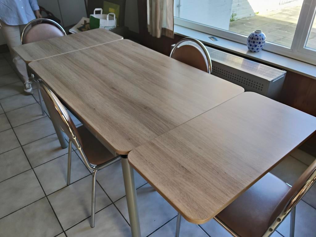 Table de cuisine extensible avec quatre chaises., Maison & Meubles, Tables | Tables à manger, Enlèvement
