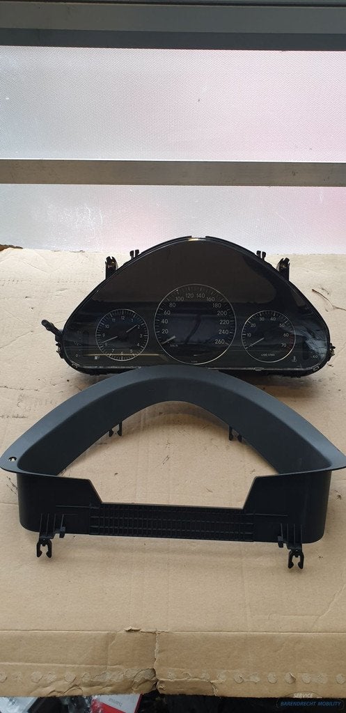 Kilometerteller W211 E klasse Mercedes A2115401711 E320 benz, Auto-onderdelen, Dashboard en Schakelaars, Mercedes-Benz, Gebruikt