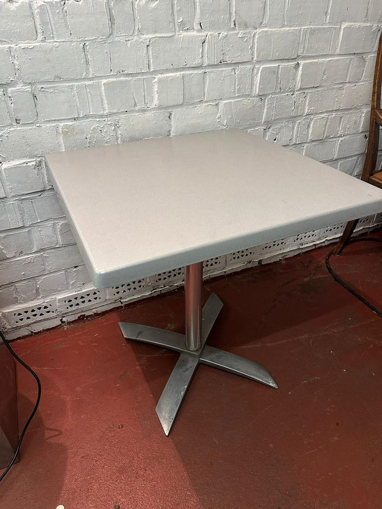 2 terrastafel + 2 bureaustoelen, Ophalen, Zo goed als nieuw