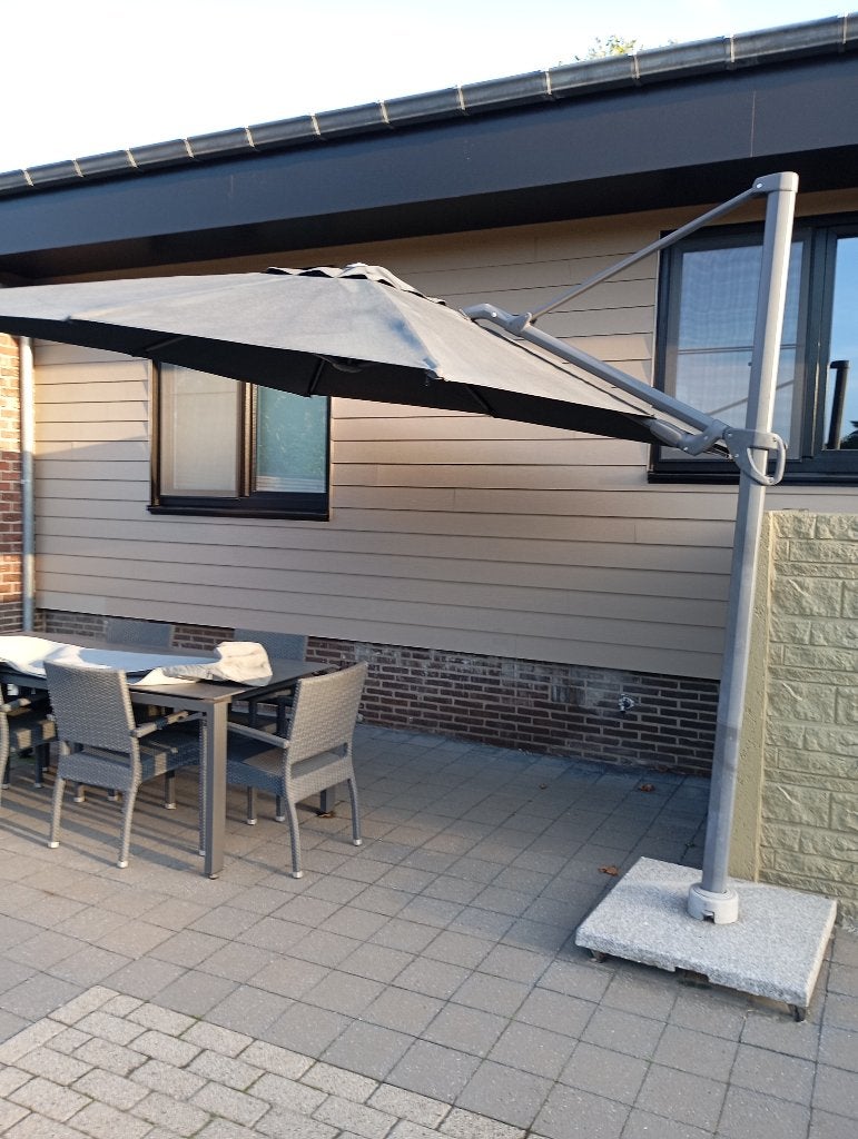 Parasol zweefparasol met voet op wieltjes, Ophalen, Gebruikt, Zweefparasol