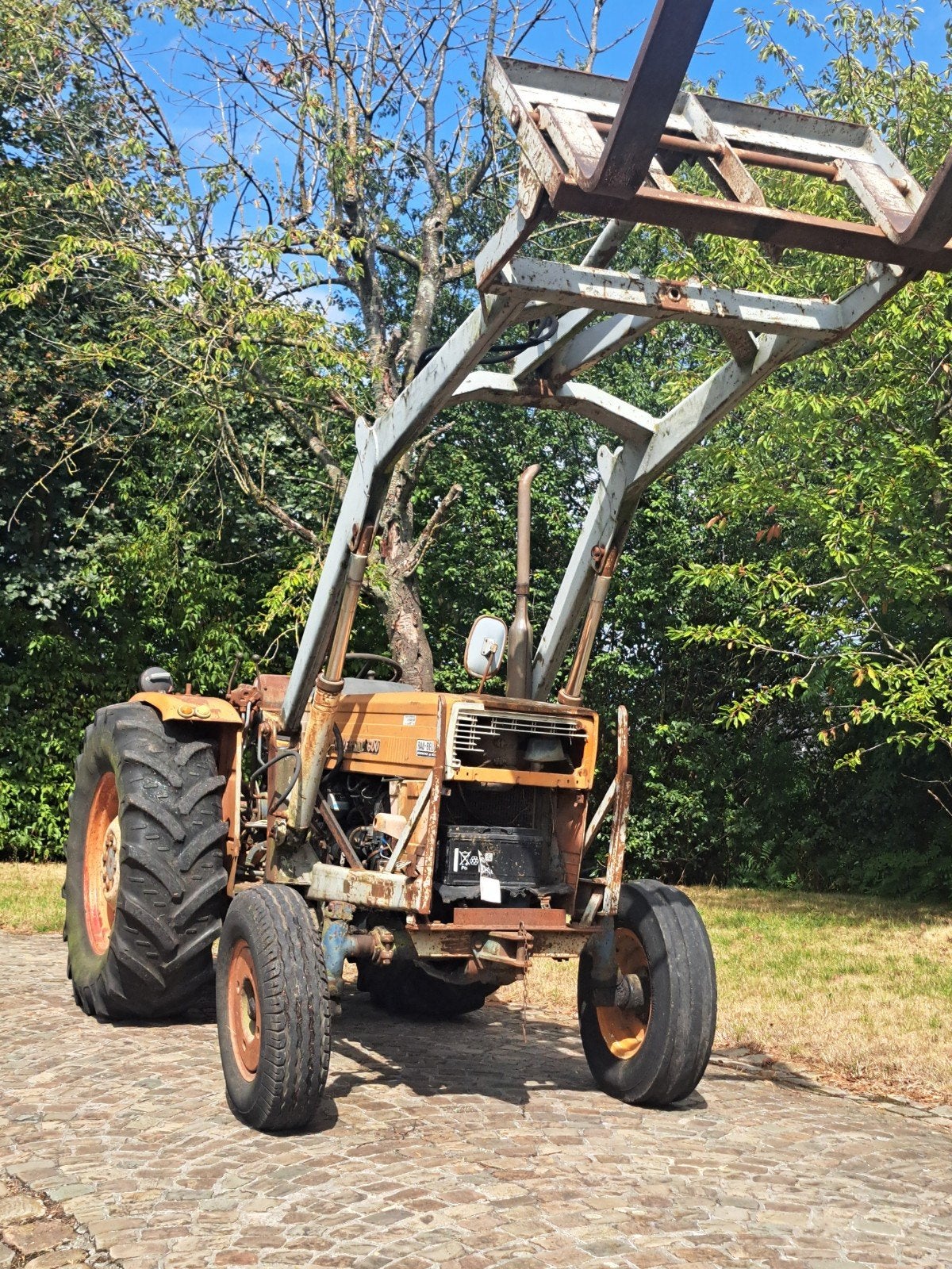 tracteur universal 600 avec chargeur  et masse arrière, Autres marques, Jusqu'à 80 ch, Enlèvement, Oldtimer/Ancêtre