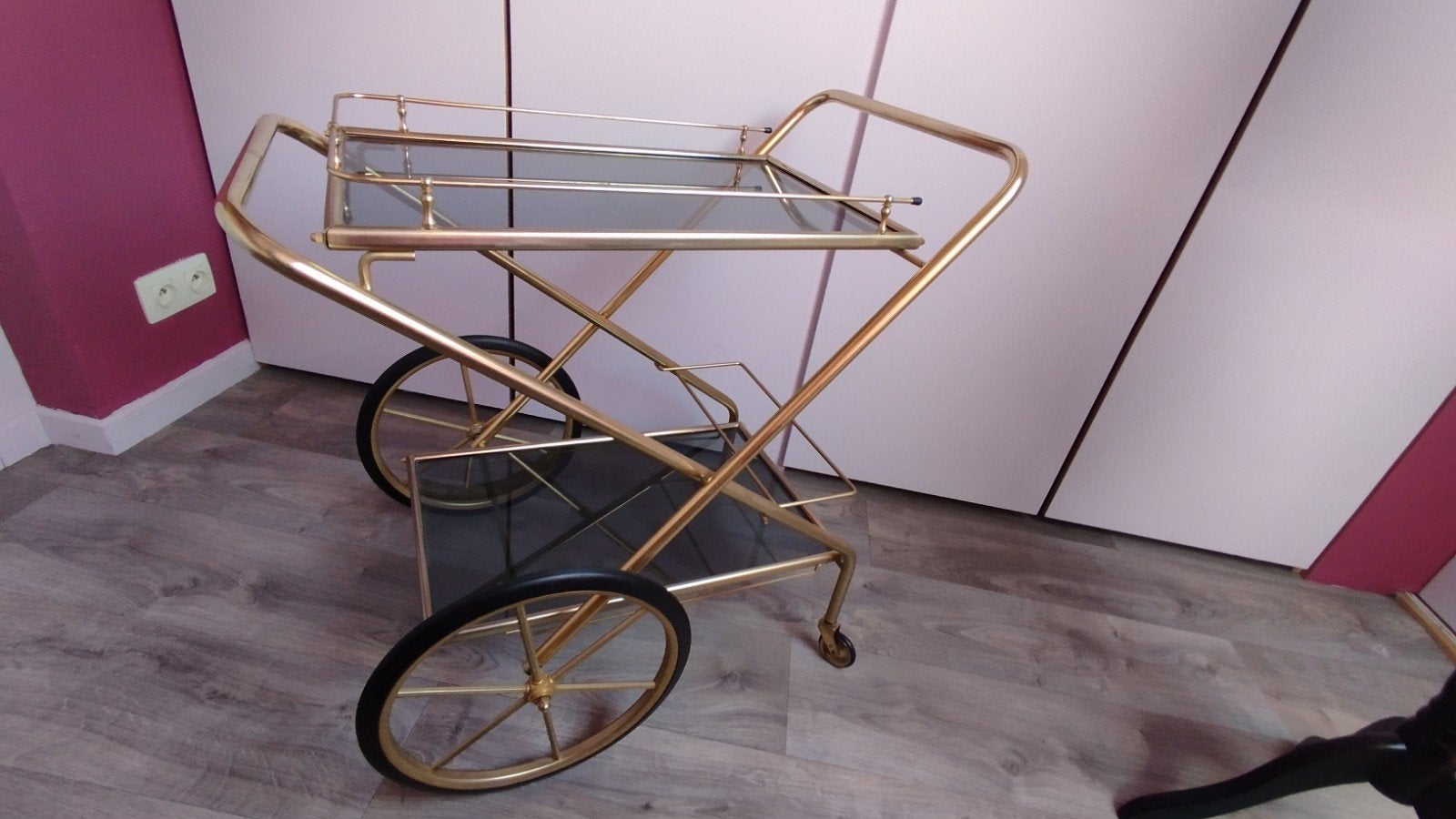 Superbe desserte roulante années 70 en laiton et verre fumé, Antiquités & Art, Enlèvement