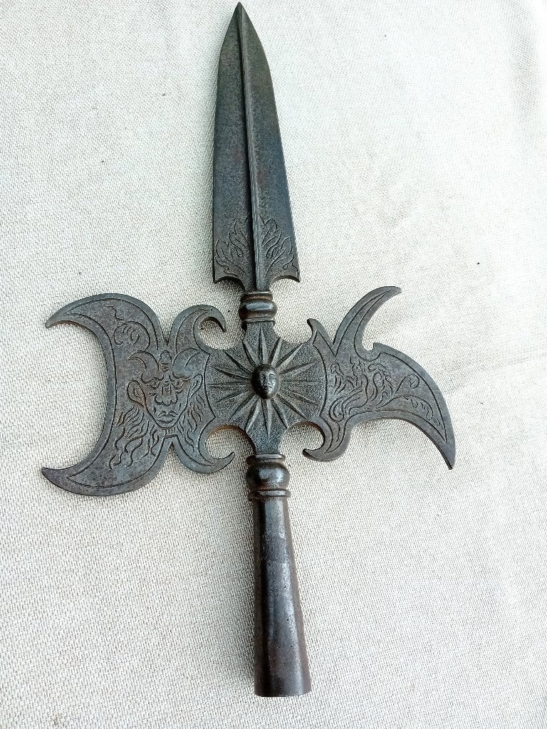 Unieke antieke hellebaard met duivelse decoraties, Ophalen of Verzenden, Landmacht, Overige typen