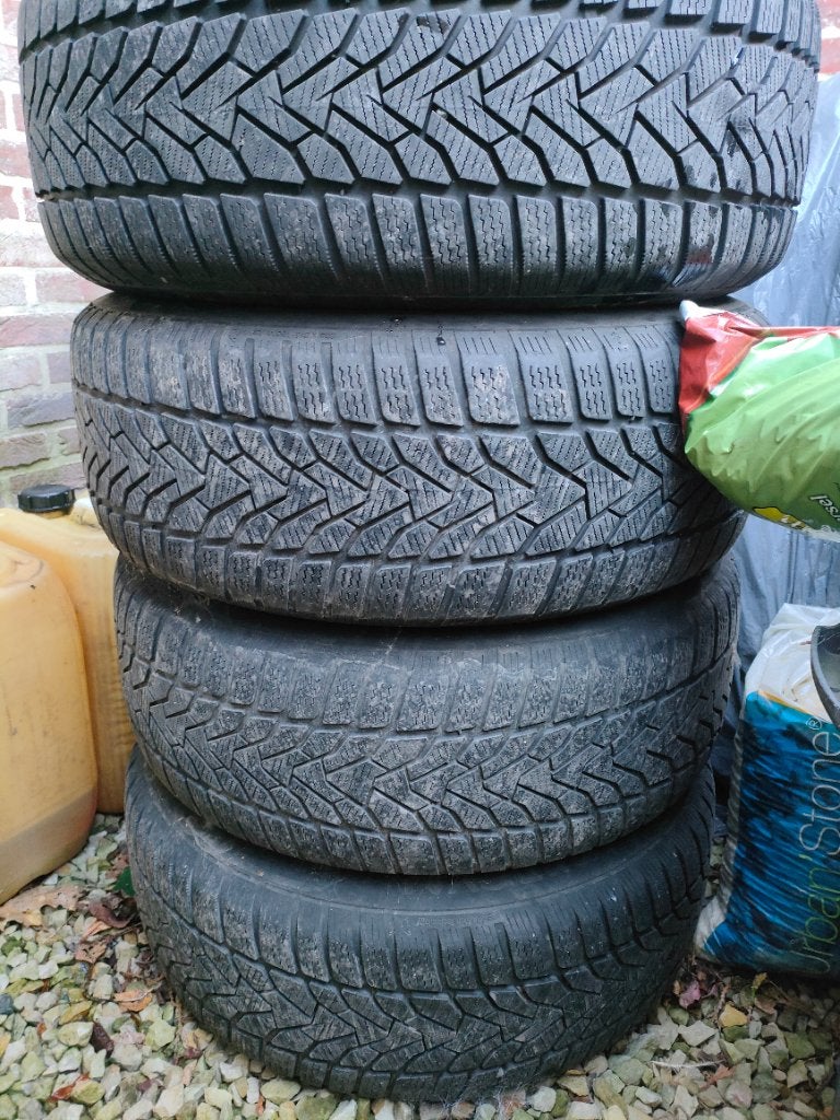 Pneu d'hiver uniroyal en parfait état, Autos : Pièces & Accessoires, Pneus et Jantes, Pneus hiver, Véhicule de tourisme, 17 pouces