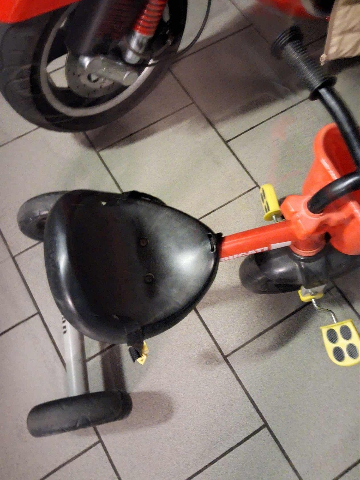 velo ducati avec canne a pousser costaux, Enlèvement