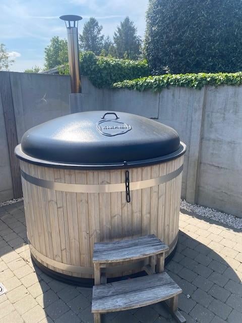 Hottub houtgestookt Kirami, Tuin en Terras, Bubbelbaden en Hottubs, Ophalen, Zo goed als nieuw, Trap, Vast