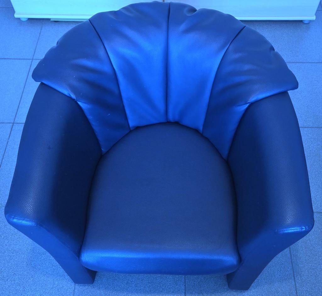 Zeer comfortabele en lichte stoel in goede staat., Huis en Inrichting, Stoelen, Ophalen, Blauw, Leer, Zo goed als nieuw