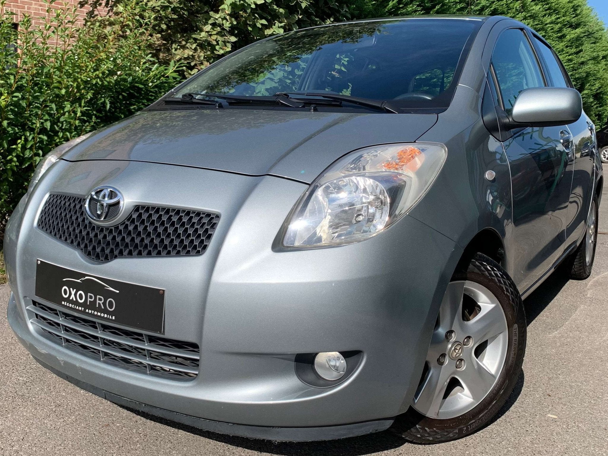 Toyota Yaris 1.3i Essence / 5 Portes / Clim Auto / Jantes Al, Argent ou Gris, 87 ch, Boîte manuelle, 5 portes